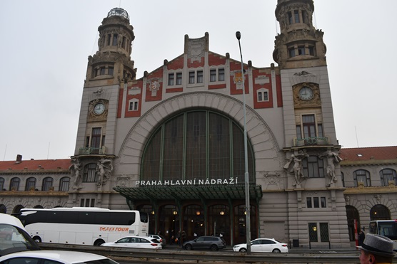 Railway station with transportation to Vienna